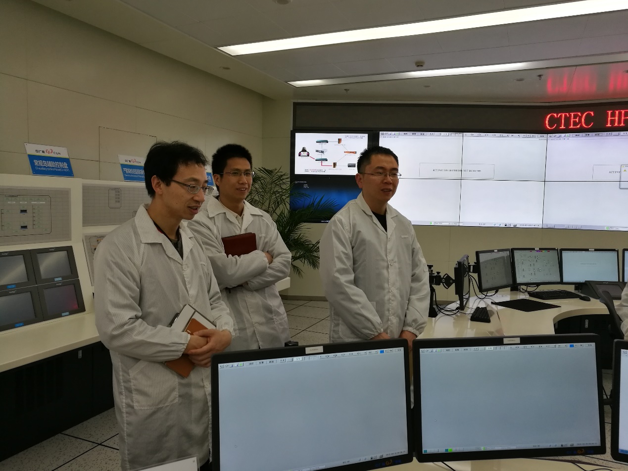 图片包含 天花板, 室内, 人员, 站立

描述已自动生成